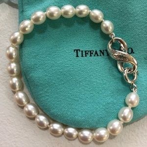 Tiffany&Co. Infinity pearl Bracelet